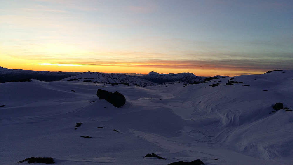 Majestetiske Storehesten 1209 moh og Blegja 1304 moh mot vest i havet