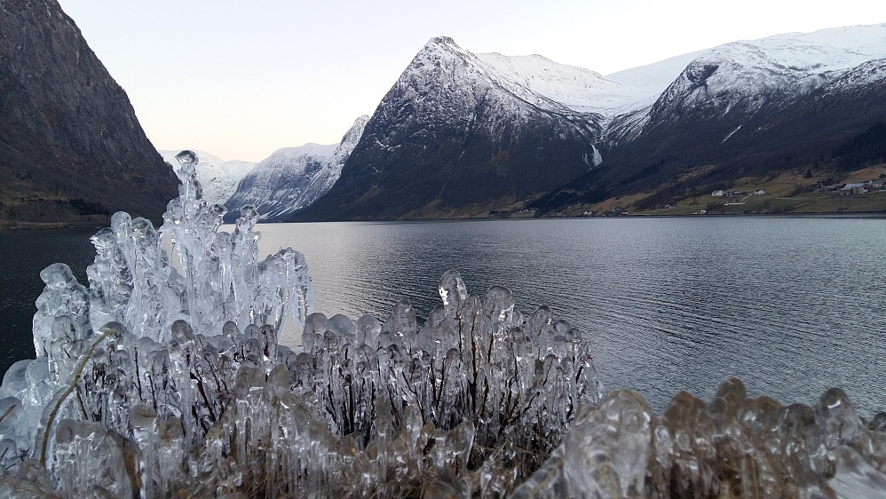 Naturens iskunst i Kjøsnesfjorden...