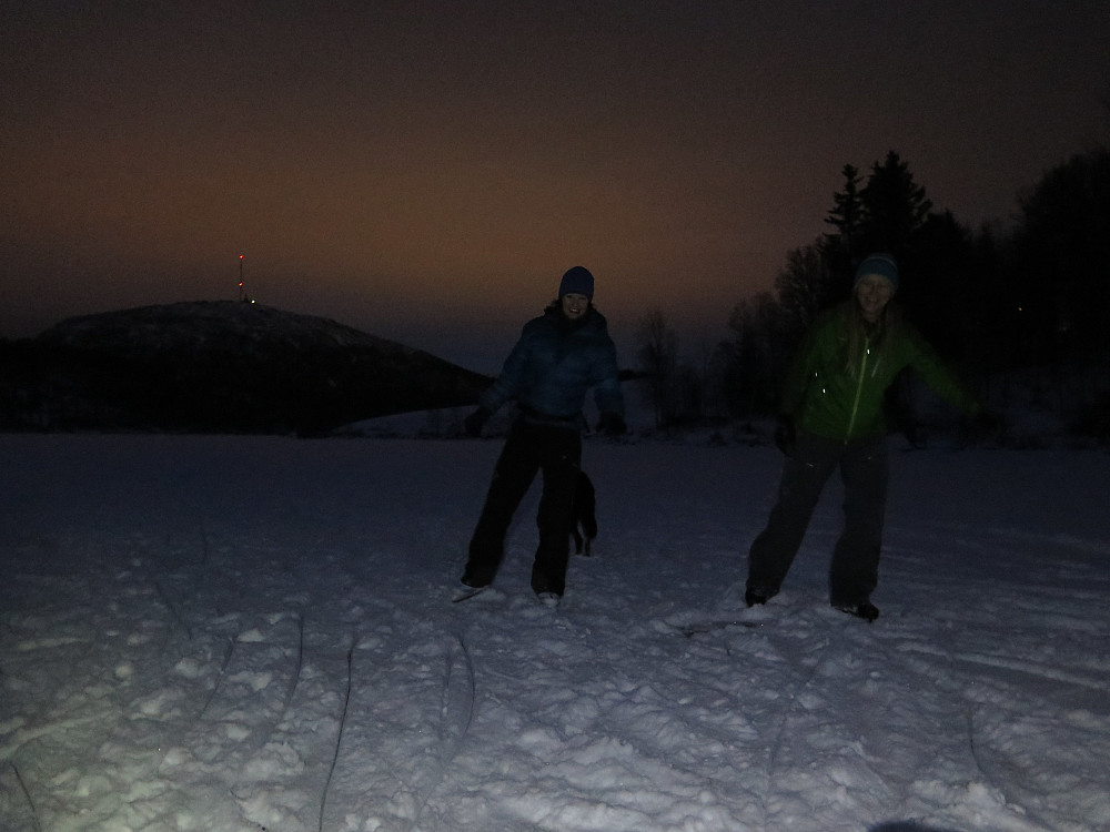 Ina, Majo og Brit Siv på Digrenesvatnet, med Hafstadfjellet og sendaren ibakgrunn!