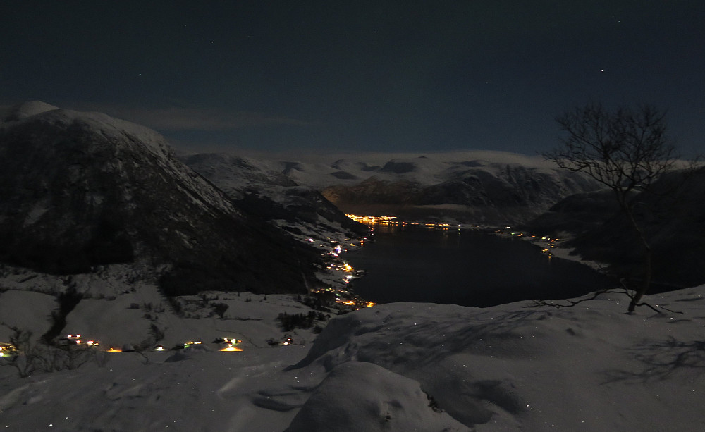 Frå Bjørsetfjellet mot Skei og eit stille Jølstravatn!
