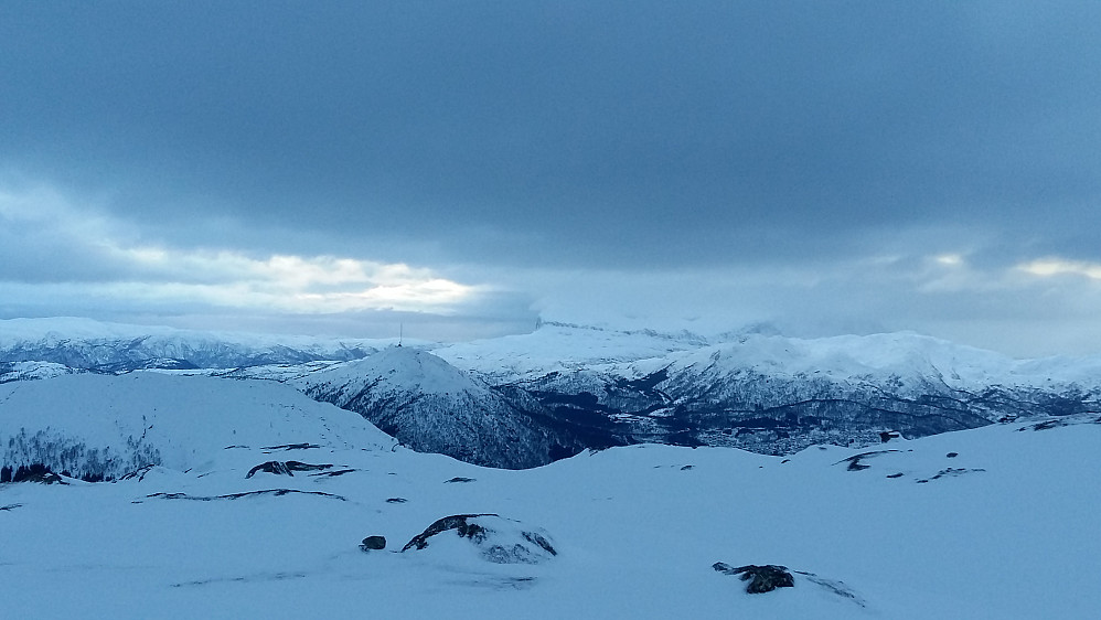 Hafstadfjellet og Kvamsfjellet sett ifrå Eikåsnipa