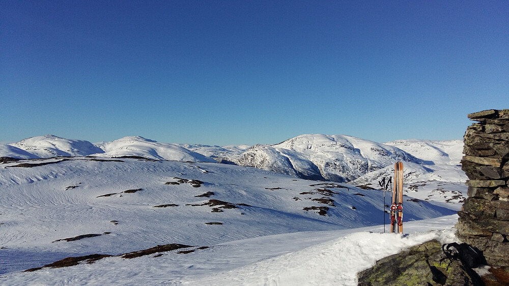 Mot Blåfjellet 1067 moh Krunene 1066 moh og Sandfjellet 1249 i Førde/Naustdal