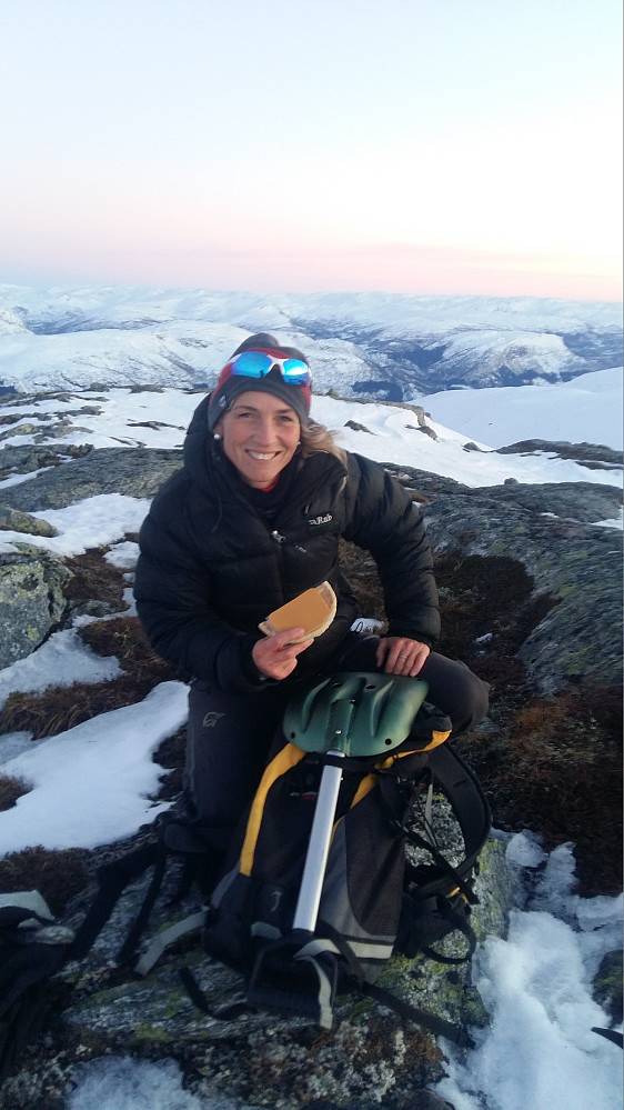 Ekstra stas på toppen då Lise trylla fram av sekken ei natronkake, med favoritt pålegget brunost :) 