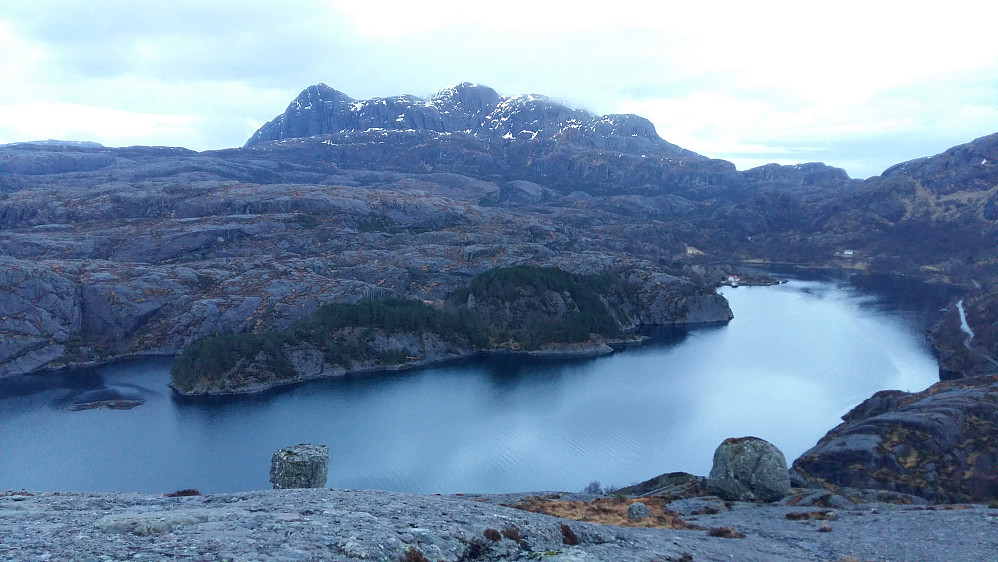Litt snø att på Krakhellenipa 569 moh