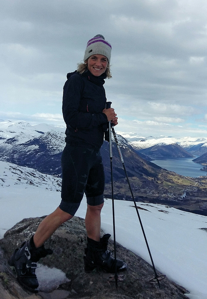Stille og nesten litt vårleg på toppen av Eikåsnipa idag...