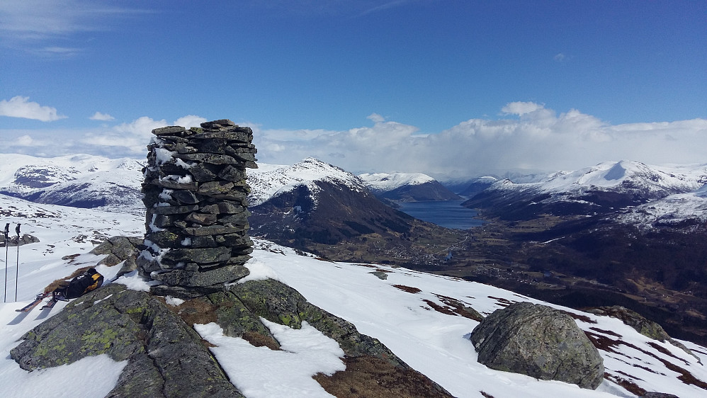 Frisk vind på Eikåsnipa idag og nysnø innerste på toppane i Jølstrabyda mot breen.