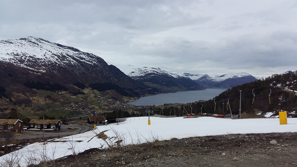 Ifrå øverste Bjørkelia/Vassenden skisenter! Mot Jølstravatnet og Tindefjellet 