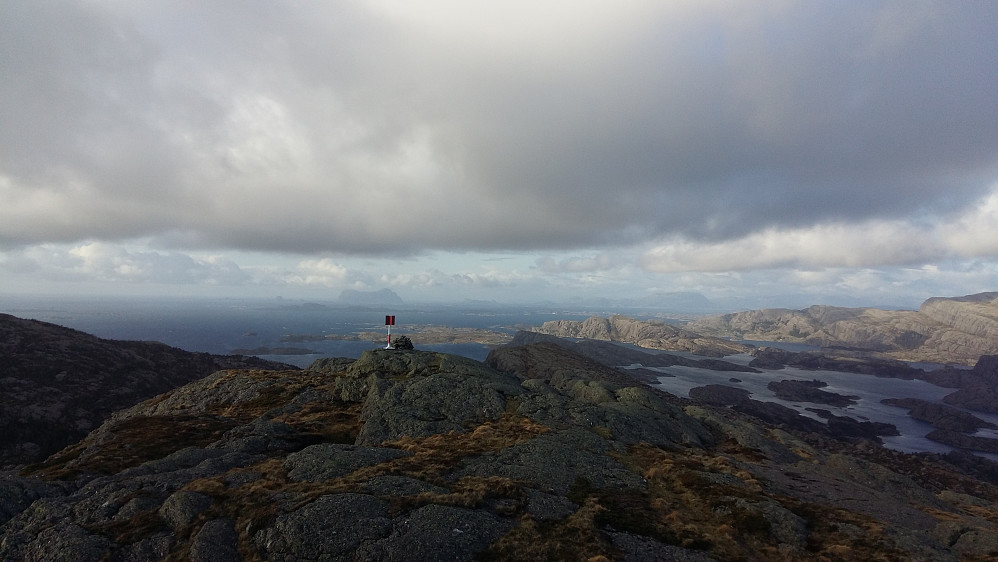 Ifrå Vardefjellet 315 moh mot Lågøyna, Nord Solund og Alden bakerst