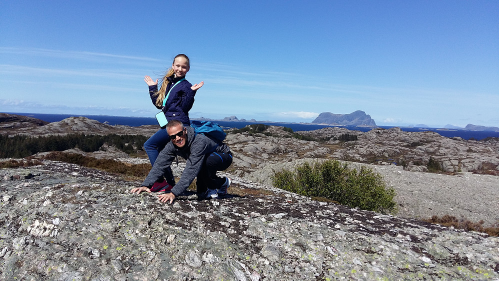 Stolte tindebestigerar på Færøy med Eva og Håvard på høgste topp Gudalsfjellet 55 moh og Alden i bakgrunn