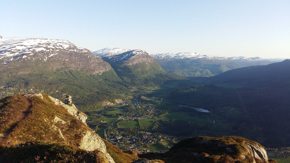 Ifrå Nova ved Gravsfjellet med byggefelta Hjelmbrekka og Langhaugane og mot Eikås