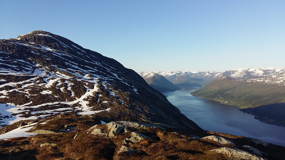 Ifrå Gravsfjellet 851 moh mot Tindefjellet med flotte Jølstravatnet