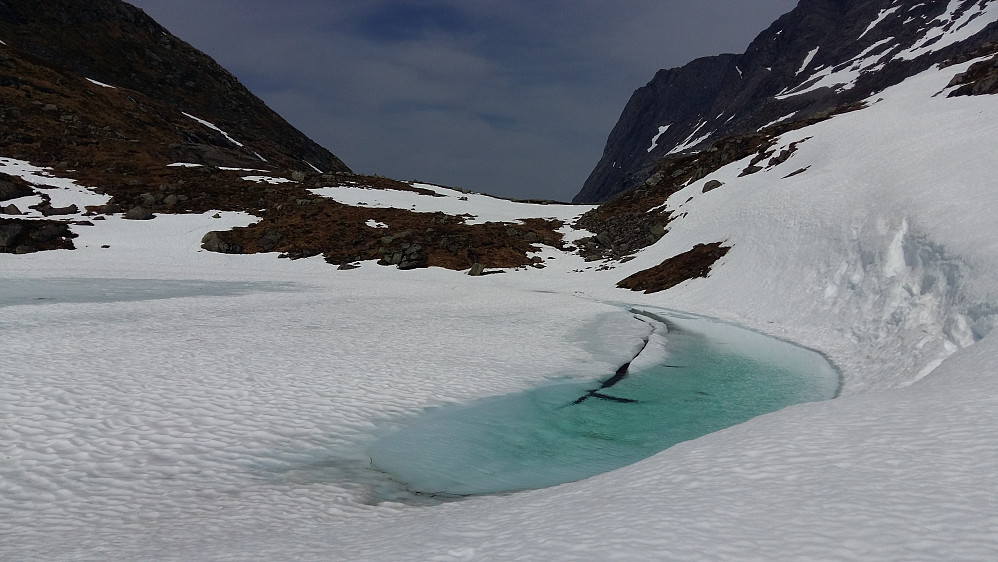 Var varmt nede ved Fantekrålvatnet, men det frista ikkje å teste badetemperaturen.....