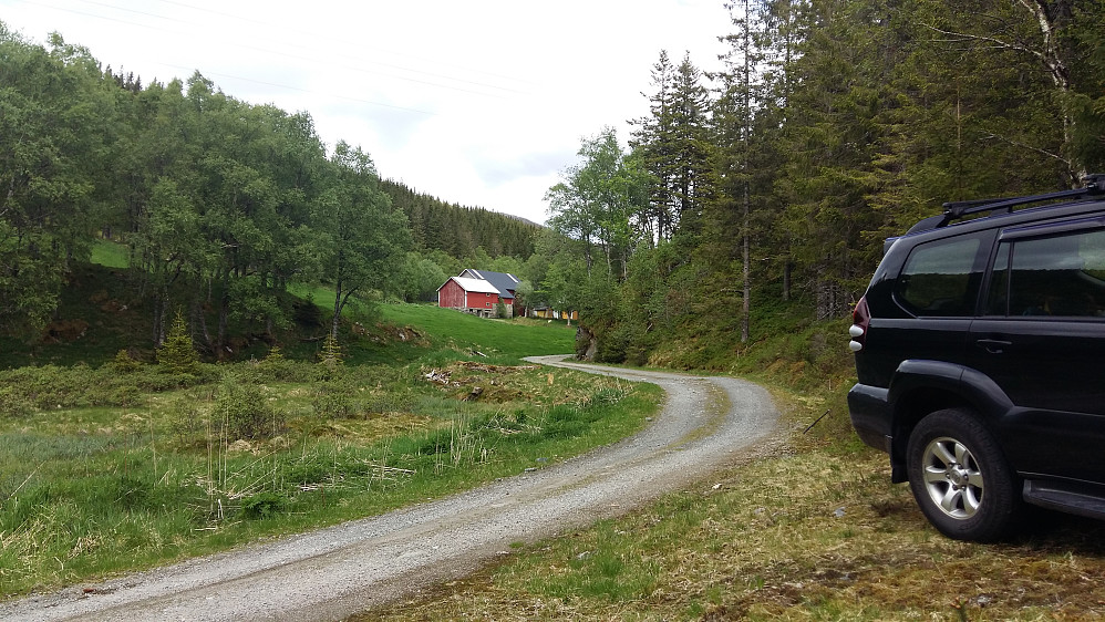 Greit å parkere, så slepp ein inn på tunet