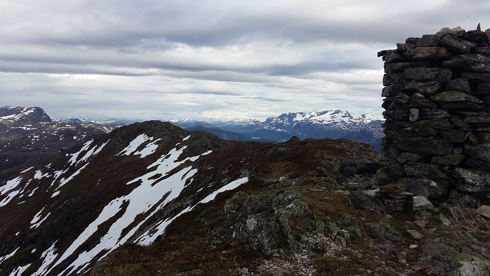 Nydeleg utsikt ifrå Skålefjell mot Heilevangmassivet og Blægja 1304 moh
