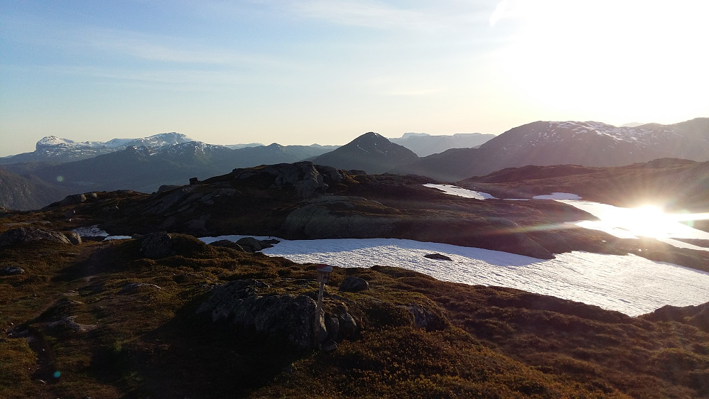 Nydeleg kveld og blikkstille på toppen