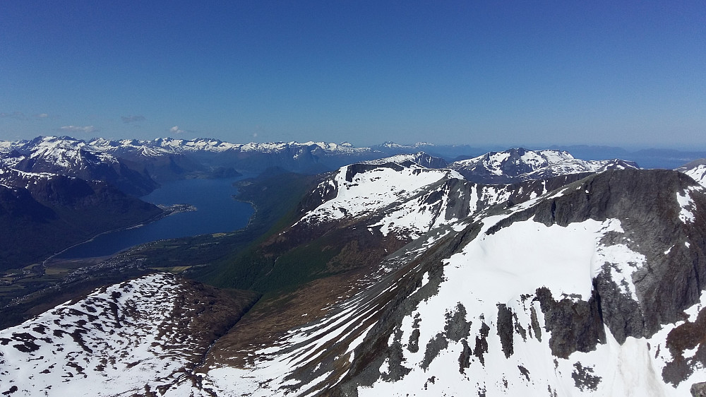 Ifrå Kyrkjetaket 1439 moh mot Isfjorden