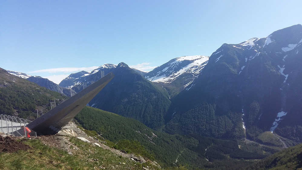 Utsiktspunktet over Gaularfjellet og som skal være ferdig sommaren 2016. Arbeidskaren på bildet hadde Støylen sin i Grøndalen tvers over. Der vi hadde ein tanke om å komme ned. Fekk med litt lokalkunnskap som absolutt var kjekt å ha med på turen.