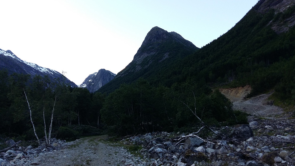Ved vegs ende ned Grøndalen og til Langehaugen ved Vetlefjorddalen