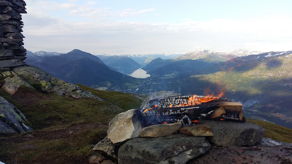 Fint å skue eit stille Jølstravatn ein sånn dag