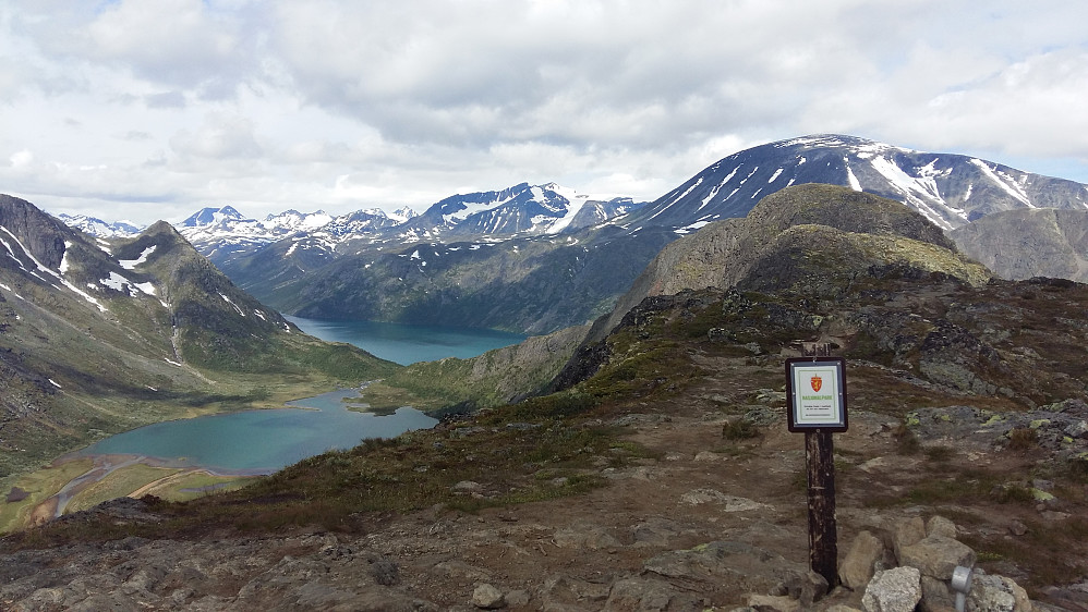 Ifrå ryggen på Knutshøe 1517 moh og vatnet Gjende