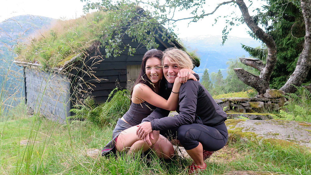 Det er alltid så hærleg å være ilag på tur <3 Full fart heim og eit par bilder, eit strå skulle ha vore på sidelinja her!! Men det vart det eine gode bildet ifrå turen :) 
