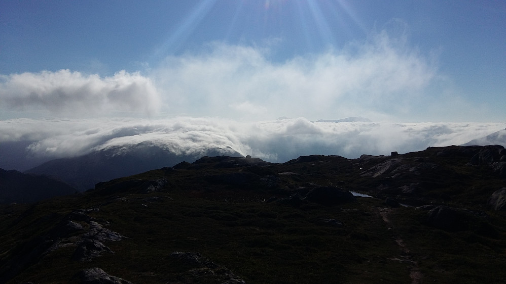 Nydeleg å sjå skoddehavet som sildrar over fjella i Førde