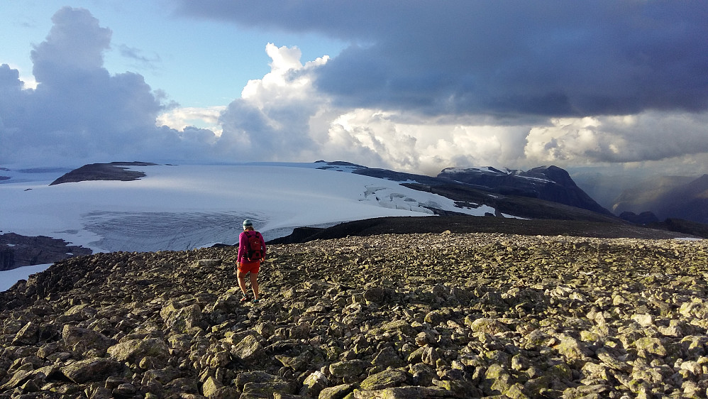 Ifrå Kvannefjellet nord 1712 moh mot Ceciliekruna 1717 moh i Stryn