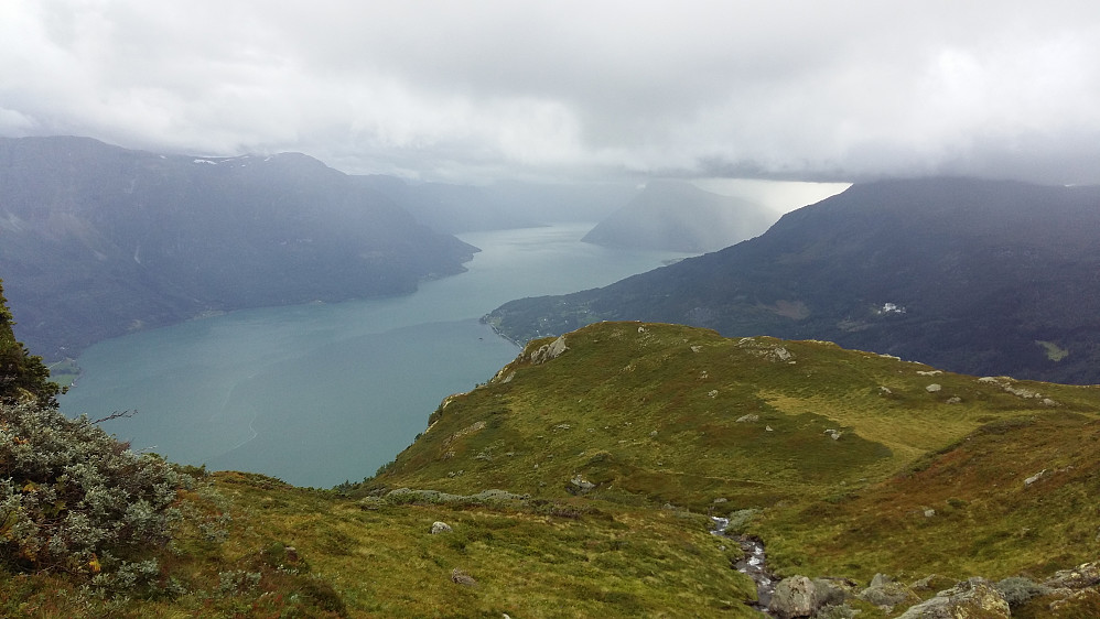 Nydelig utsikt over Lustrafjorden og Molden