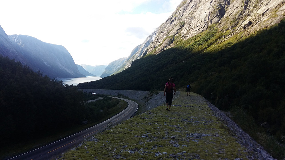Den er markant og skjærer ekstremt i den flotte og ville naturen i dette området. Men ein positiv ting er at den faktisk kan nyttast som trygg gangsti!! 