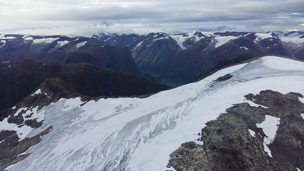 Vasstekehyrna 1615 moh Erdalen og Lodalskåpa 2083 moh i skodda bakerst i bildet