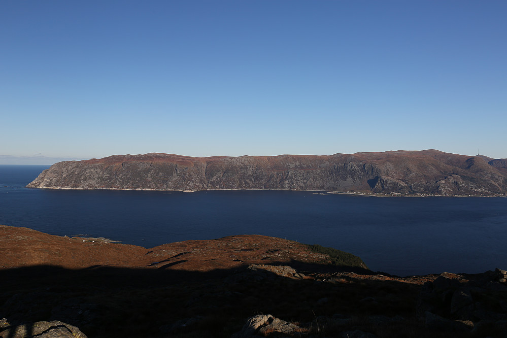 Ifrå Fanneskarvarden 378 moh mot Grotle, Veten og Steinfjellet