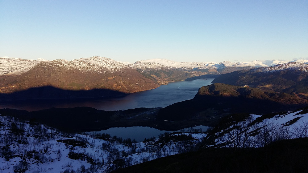 Ifrå Dyrenibba 742 moh mot Hennebygda,Randabygda, Nordfjorden og inn mot Stryn