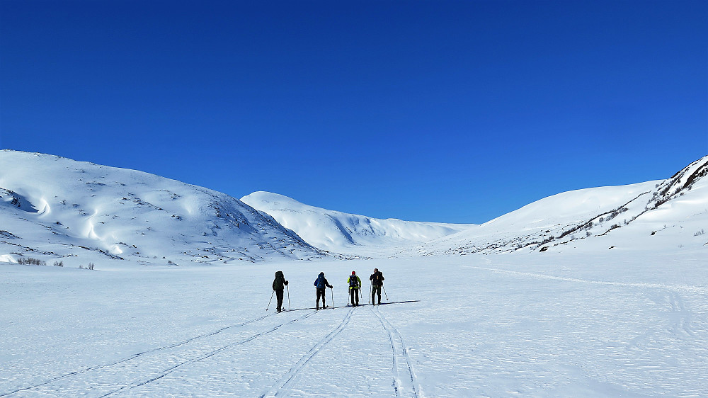 Heillstuguvatnet....her hadde det jammen vore trivelig med ein kite og ein aldri så liten trekk! 