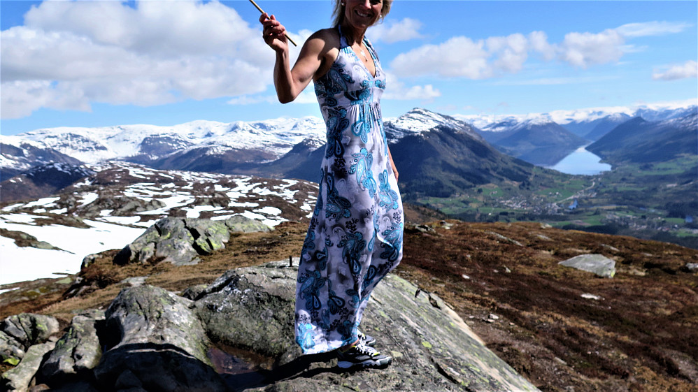 Det vart ikkje heilportrett!! Men kjolen kom fram til sin første toppfeiring på Eikåsnipa etter eit par års lagring!! Er glad i kjoler, men det er merkelig nok på ein fjelltopp eg synest det er staslig.... Bunaden fekk kvile iår! La sportiva skoa fekk kvile i test mot nye Dynafit terrengsko. Testen kan eg komme tilbake til ;)