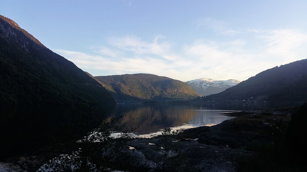 Stille sommarstemning ved fjorden