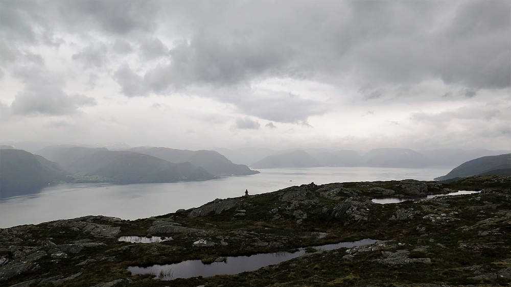 Flott utsikt utover Sognefjorden, tiltross litt gråver!