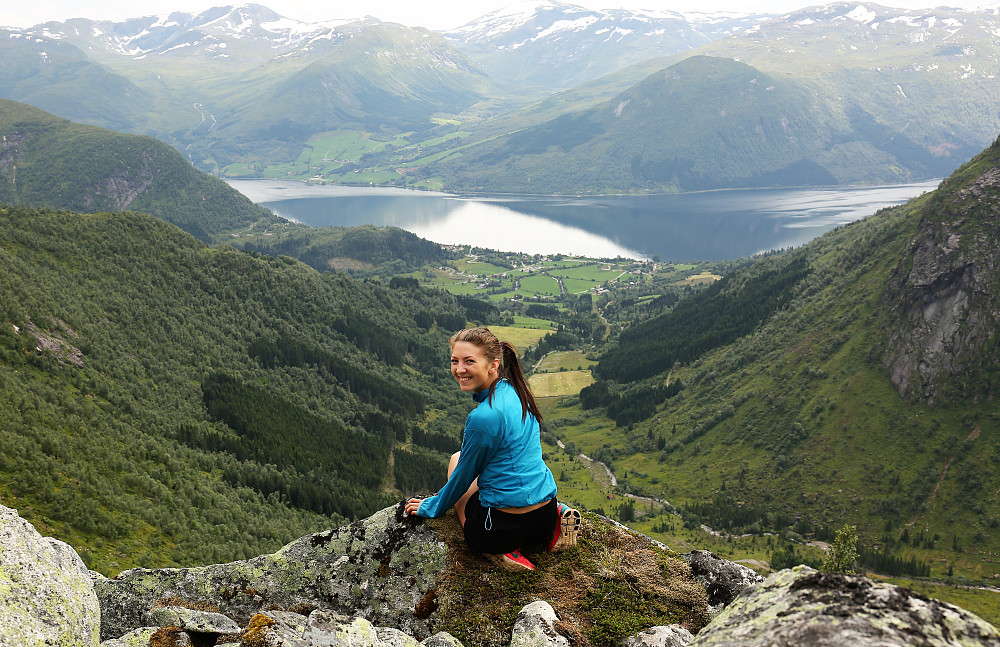 Fin utsikt er det over Nedrebødalen, Ålhus og Jølstravatnet