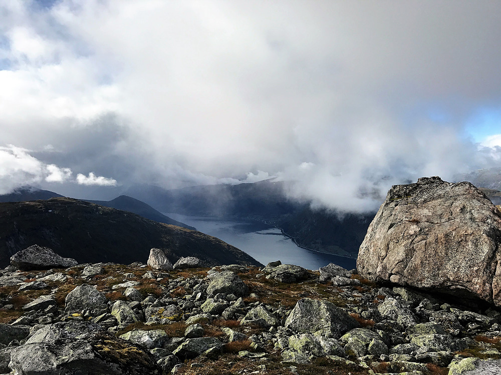 Ifrå Olahansfjellet 1215 moh mot Jølstravatnet