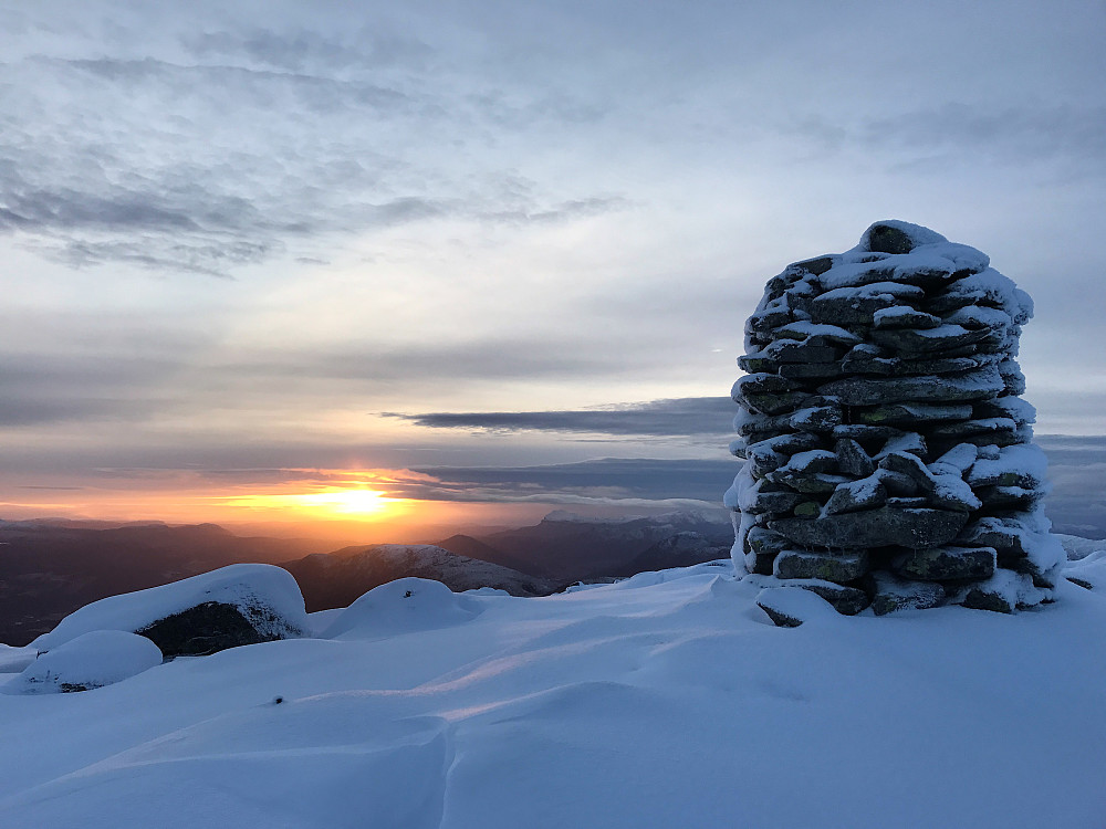 Rakk solnedgangen ifrå Tindefjellet 1083 moh etter dagens arbeidsøkt! 