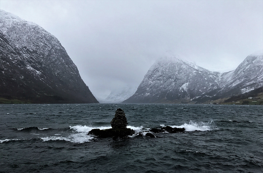 Ved Kjøsnes/Jølster Det ruskar fantastisk i naturen!