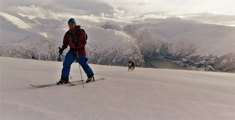 Ole Christian og Mira på toppen av Blåfjellet 1086 m. Kjøsnesfjorden i bakgrunn...