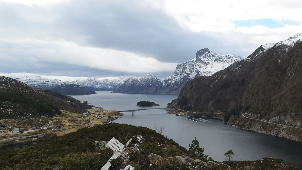 Fint skue av Hornelen 860 moh i vinterdrakt
