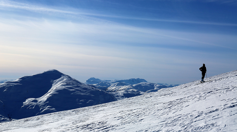 Ifrå Høgefjellet mot Tindefjellet 1083 m/Jølster og Kvamshesten/Storehesten 1209 m/Gaular i bakgrunn