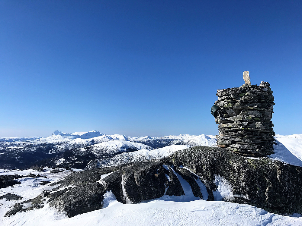 Utsikta ifrå Halvgjerda er ikkje så aller verst :) Mot Kvamshesten 1209 m og Blægja 1305 moh Gaular/Askvoll
