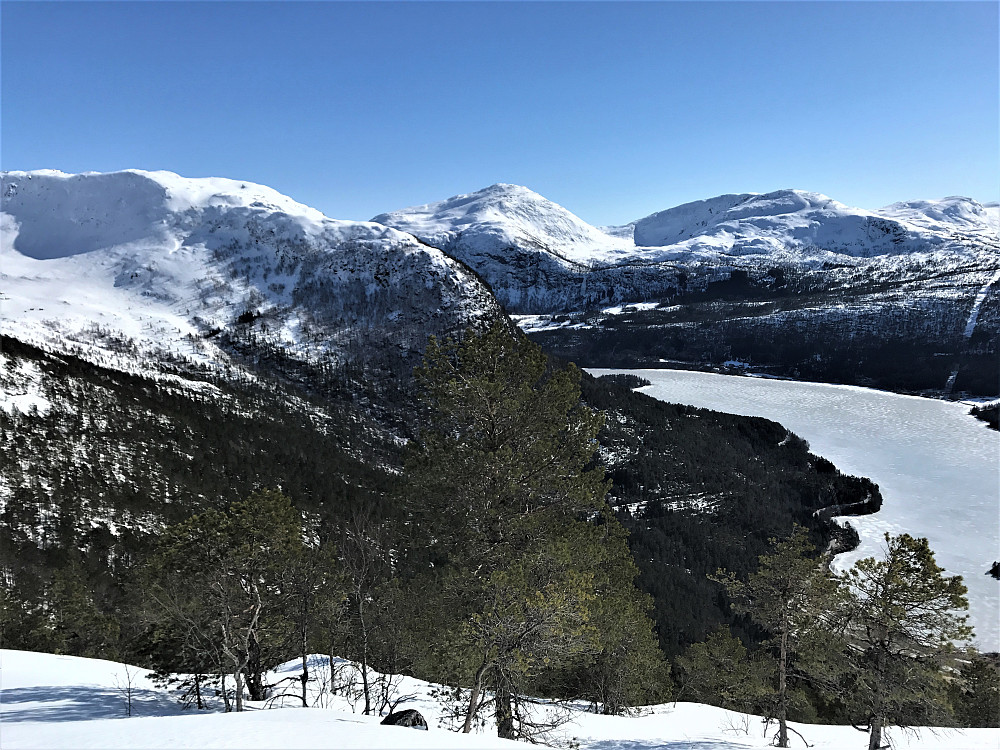Utsikta ifrå Halvgjerda er ikkje så aller verst :) Ned mot Holsavatnet. Bakerst til Drøsinga 1086 m og Setelifjellet 973 m/Førde