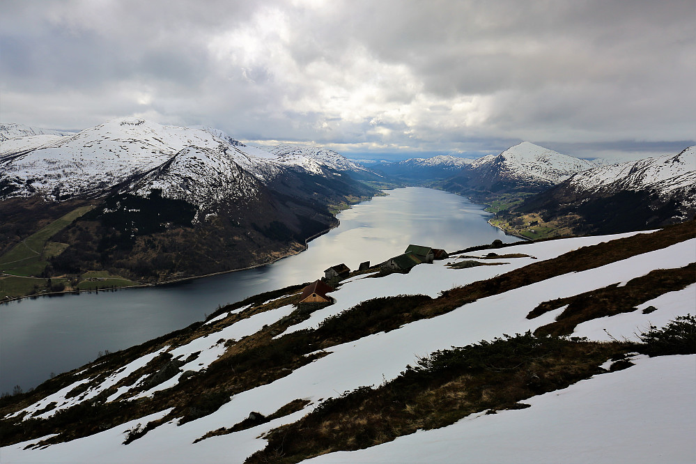 Nokre av dei støylane i Jølster. Som må ha den mest fantastiske utsikt over Jølstravatnet og fjella rundt.