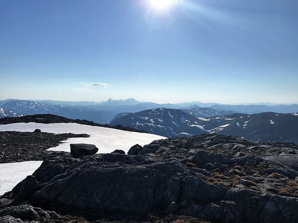 Ifrå Holsa-Tverrfjellet mot majestetiske Kvamshesten 1209 moh i Gaular