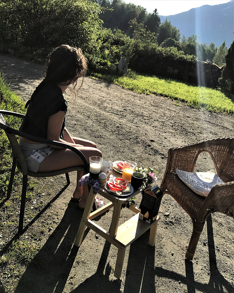 Bursdagsfrukost i 22 grader 