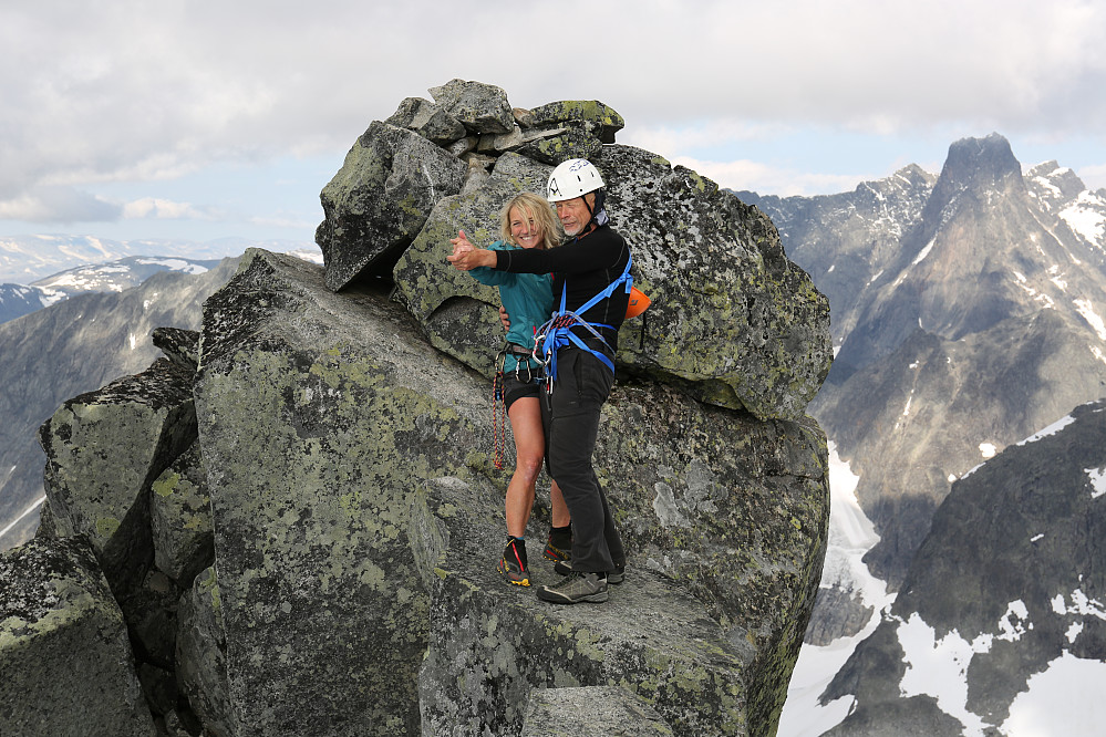 Ein tango for to med siste lensmann i Jølster på Store Austanbotntinden 2204 moh etter ein fantastisk rundtur og klatretur på Autanbotntind traversen. 27.08.17