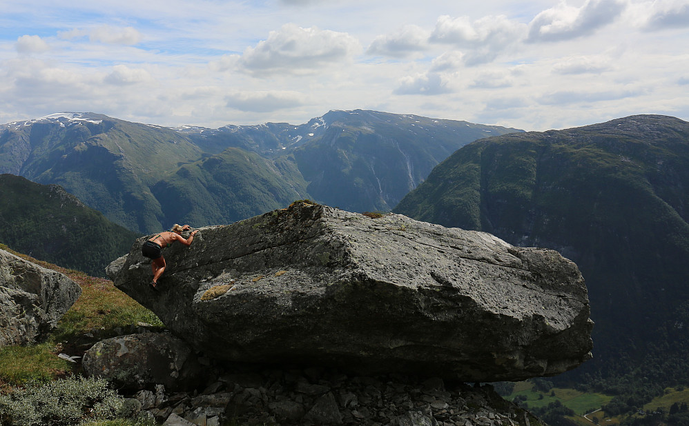 Ein fin variasjon etter bratt sti opp og stilleståande varme ifrå Hope, merkesteinen "Lavesteinen" 730 moh.